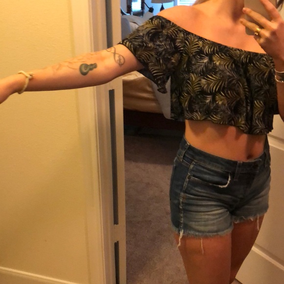 Cute crop top size xs/s stretches. - Picture 4 of 8